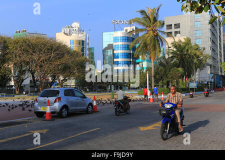 Park, Gebäude und Verkehr auf der dicht besiedelten Insel Male auf den Malediven, Indischer Ozean. Stockfoto