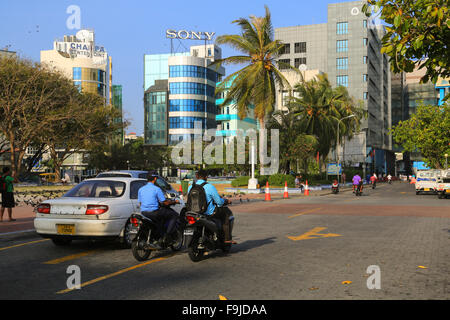 Park, Gebäude und Verkehr auf der dicht besiedelten Insel Male auf den Malediven, Indischer Ozean. Stockfoto