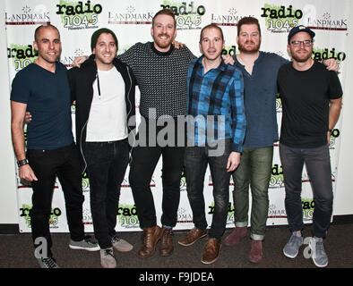 Bronze-Radio Gegenbesuch Radio 1045 auf 11. Dezember 2015 in Bala Cynwyd, PA, USA © Paul Froggatt/FamousPix/Alamy Stockfoto