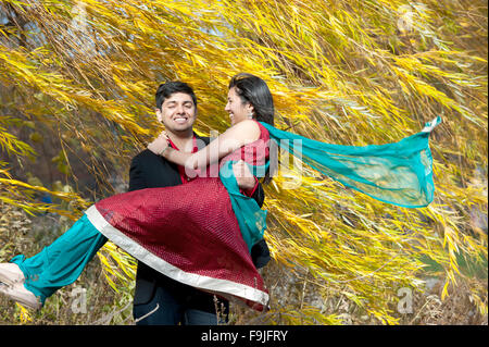 Junge indische Mann mit seiner Braut Stockfoto