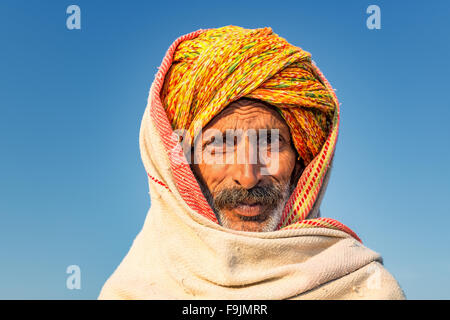 Porträt von einem senior Rajasthani mit einem gelben Turban, Pushkar, Rajasthan, Indien Stockfoto