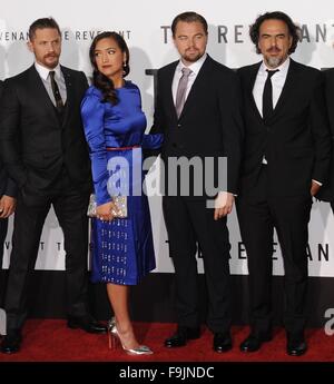 Los Angeles, CA, USA. 16. Dezember 2015. Tom Hardy, Grace Taube, Leonardo Dicaprio, Alejandro Gonzalez im Ankunftsbereich für THE REVENANT Weltpremiere, TCL Chinese 6 Sälen (ehemals Grauman), Los Angeles, CA 16. Dezember 2015. Bildnachweis: Dee Cercone/Everett Collection/Alamy Live-Nachrichten Stockfoto