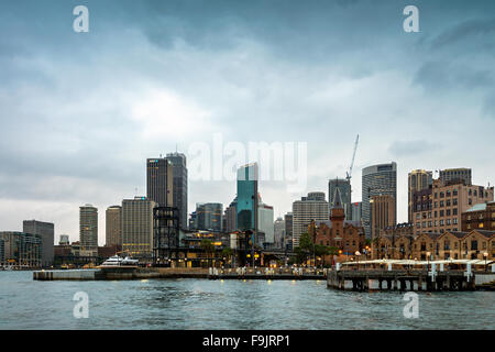 Sydney, Australien - 7. November 2015: Campbells Cove in Richtung Campbells Wharf und den ehemaligen Lagerhäusern in The Rocks. Stockfoto