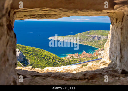 Komiza Bucht Luftbild durch Stein Fenster aus Insel Vis Hügel, Dalmatien, Kroatien Stockfoto