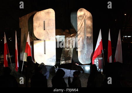 Gdynia, Polen am 17. Dezember 2015 Präsident Pof Polen Andrzej Duda beteiligt sich an der 45. Jahrestag der polnischen 1970 Proteste.  Duda zahlt Ehre gefallenen Werftarbeiter unter dem Denkmal für die Opfer des Dezember 1970 in Gdynia. Bildnachweis: Michal Fludra/Alamy Live-Nachrichten Stockfoto