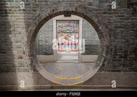 Runde Tür im Pak Tai Tempel auf Cheung Chau Insel in Hong Kong, China, von vorne gesehen. Stockfoto