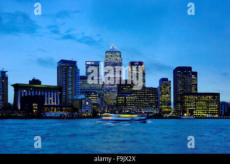 Skyline-Blick von Canary Wharf mit HQs von HSBC, Credit Suisse, Citi und JP Morgan neben Canada Tower in der Abenddämmerung, London Stockfoto