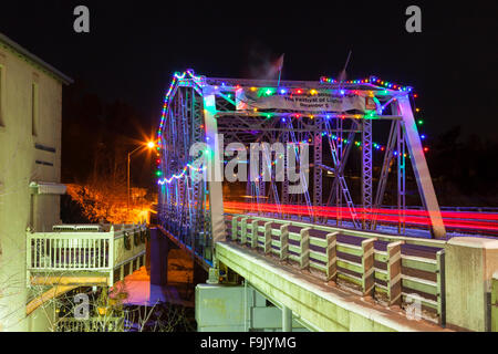 Die Silver Bridge und Neuschnee Ecclestone Drive entlang. Bracebridge, Muskoka, Ontario, Kanada. Stockfoto