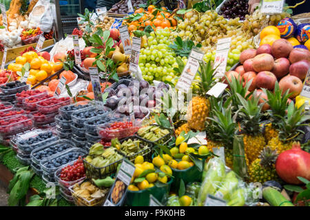 Verschiedene bunte Früchte zum Verkauf an Mercato Orientale, eines der größten permanenten Nahrungsmittel Märkte in Genua, Ligurien, Italien. Stockfoto