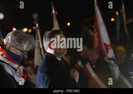 Gdynia, Polen am 17. Dezember 2015 Präsident Pof Polen Andrzej Duda beteiligt sich an der 45. Jahrestag der polnischen 1970 Proteste.  Duda zahlt Ehre gefallenen Werftarbeiter unter dem Denkmal für die Opfer des Dezember 1970 in Gdynia. Bildnachweis: Michal Fludra/Alamy Live-Nachrichten Stockfoto