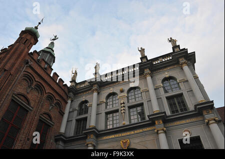 Golden Gate (Zlota Brama) und Dwór Schützenahaus SW. Jerzego, Danzig, Polen Stockfoto