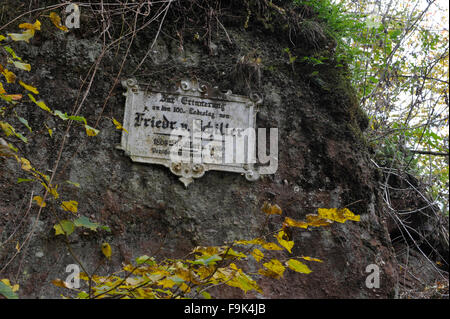 Gedenktafel für 100. Jubiläum des Todes von Friedrich von Schiller in Dahn, Dahner Felsenland (Dahn Rockland), südwestp Stockfoto