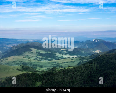 Blick auf drei Kronen-Massivs. Pieniny, Polen, Slowakei. Blick vom Berg Wysoka (Vysoké Skalky). Stockfoto