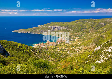 Insel Vis-Archipel-Luftbild von Komiza Bucht, Kroatien, Dalmatien Stockfoto