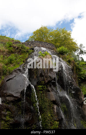 Wasserfall am Parque natural da Ribeira Dos Caldeirões, São Miguel, Azoren, portugal Stockfoto