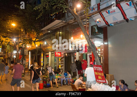 Straßenszene mit Touristen und Cafés in Hanoi old Quarter, Hauptstadt von Vietnam, Asien Stockfoto