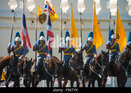 Thai Royal montiert wachen auf Pferden halten Flaggen stehen in Erwartung des Königs bei seinem Geburtstag Parade Nationalpalast-formation Stockfoto