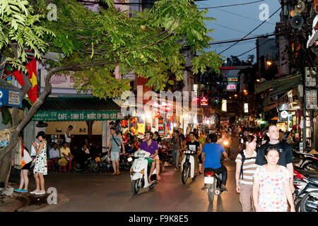 Nacht-Zeit-Szene in den Straßen von Hanoi old Quarter, Vietnam, Asien Stockfoto