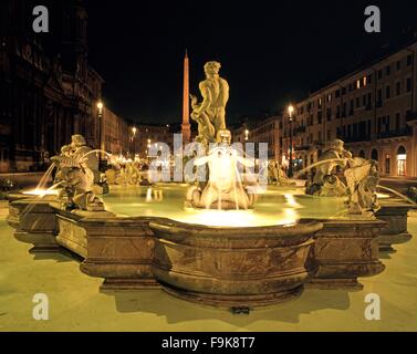 Fontana del Moro (Moor-Brunnen) in die Piazza Navona mit Flutlicht in der Nacht, Rom, Italien, Europa. Stockfoto