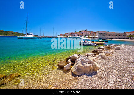 Strand der Adria Stadt Primosten, Dalmatien, Kroatien Stockfoto