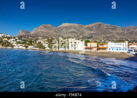 Kantouni Strand auf den griechischen Inseln Kalymnos mit Profitis Ilias im Hintergrund Stockfoto