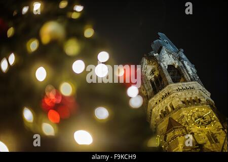 Berlin, Deutschland. 16. Dezember 2015. Lichterkette am Weihnachtsbaum vor der Kaiser-Wilhlem-Gedächtniskirche in Berlin, Deutschland, 16. Dezember 2015 leuchtet. Das ursprüngliche Gebäude entstand ab 1891-95 nach Plänen von Franz Schwechten. Nach dem zweiten Weltkrieg wurden die Ruinen (R) als ein Anti-Kriegs-Denkmal geschützt. Ein neuer Turm wurde nach Plänen von Architekt Egon Eiermann errichtet. Foto: PAUL ZINKEN/Dpa/Alamy Live News Stockfoto