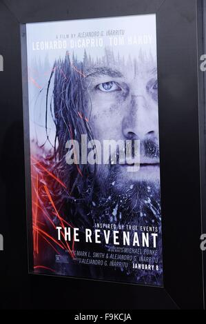 Hollywood, CA. 16. Dezember 2015. Filmplakat im Ankunftsbereich für THE REVENANT Weltpremiere, TCL Chinese 6 Sälen (ehemals Grauman), Hollywood, CA 16. Dezember 2015. Bildnachweis: Michael Germana/Everett Collection/Alamy Live-Nachrichten Stockfoto