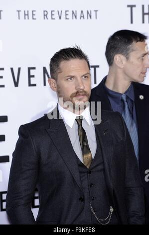 Hollywood, CA. 16. Dezember 2015. Tom Hardy im Ankunftsbereich für THE REVENANT Weltpremiere, TCL Chinese 6 Sälen (ehemals Grauman), Hollywood, CA 16. Dezember 2015. Bildnachweis: Michael Germana/Everett Collection/Alamy Live-Nachrichten Stockfoto