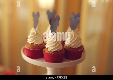 Leckere Muffins auf Ständer Stockfoto