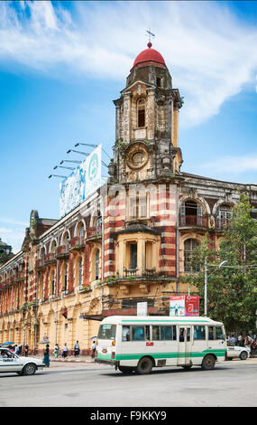 britische koloniale Gebäude und Stadt-Bus in zentralen Yangon myanmar Stockfoto