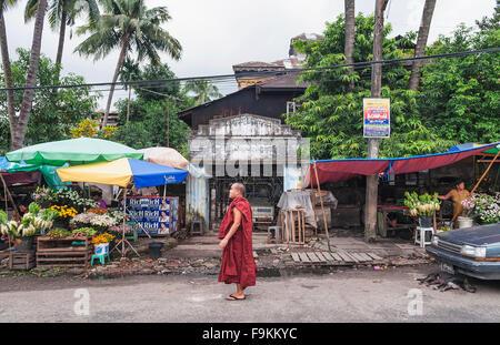 buddhistischer Mönch am Wochenmarkt in Yangon myanmar Stockfoto