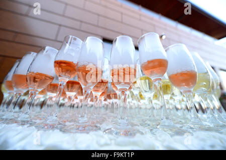 Viele Gläser Champagner auf Tisch Stockfoto