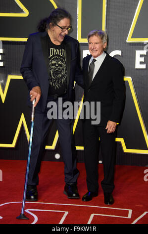 Peter Mayhew und Harrison Ford auf der "Star Wars: das Erwachen der macht-Premiere in London Stockfoto