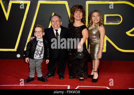 Warwick Davis, Samantha Davis, Davis Harrison und Annabel Davis an der "Star Wars: das Erwachen der macht-Premiere in London Stockfoto