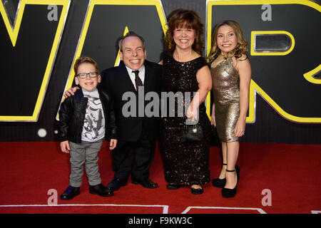 Warwick Davis, Samantha Davis, Davis Harrison und Annabel Davis an der "Star Wars: das Erwachen der macht-Premiere in London Stockfoto