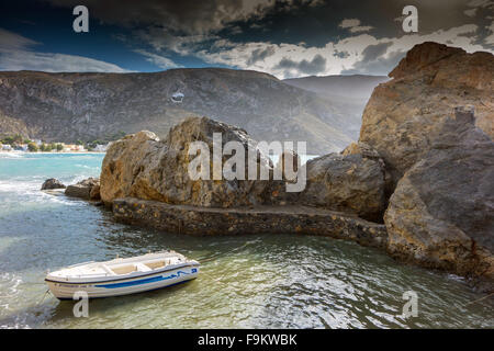 Kleine weiße Ruderboot im kleinen Hafen Hafen, Kalymnos, Griechenland Stockfoto