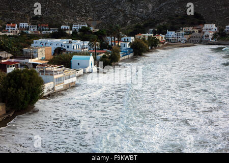 Weiße Wellen brechen sich am Strand, Kalymnos, Griechenland Stockfoto