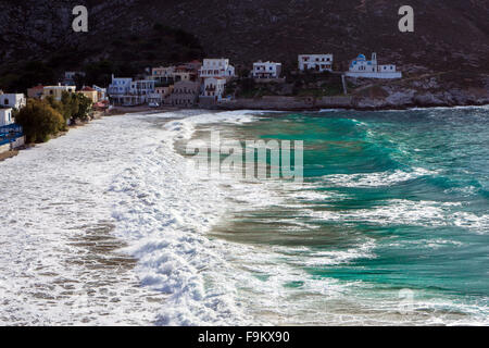 Weiße Wellen brechen sich am Strand, Kalymnos, Griechenland Stockfoto