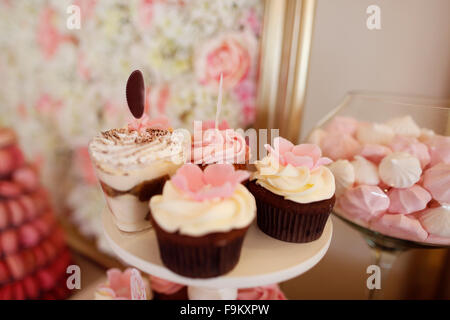 Leckere Muffins auf Stand auf Schokoriegel Stockfoto