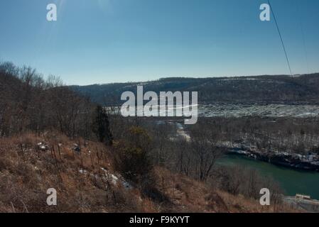 Auf der Suche nach Südosten über den Halbgefrorenes Susquehanna River. Nur eine kleine Fläche wurde Anfang Februar nicht gefroren. Stockfoto