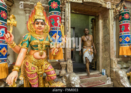 Hindu-Gottheit Kali und Priester, Sri Veeramakaliamman Hindu Tempel, Singapur, Asien Stockfoto