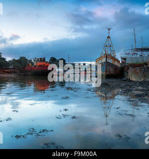 Eine alte Werft am herzlich in Cornwall, wo der Fluss Tamar das Meer trifft Stockfoto