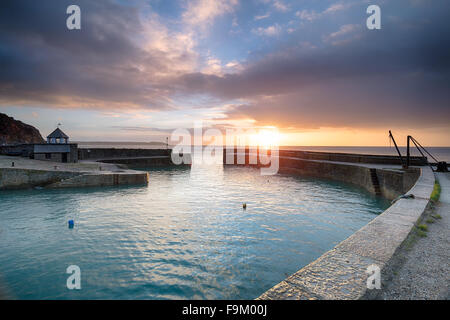 Sonnenaufgang in Charlestown einen historischen Fischerhafen in der Nähe von St Austell in Cornwall Stockfoto