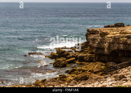 Die Wellen kämpfen über verlassene felsigen Küste des Atlantischen Ozeans, Portugal Stockfoto