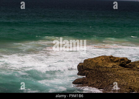 Die Wellen kämpfen über verlassene felsigen Küste des Atlantischen Ozeans, Portugal Stockfoto