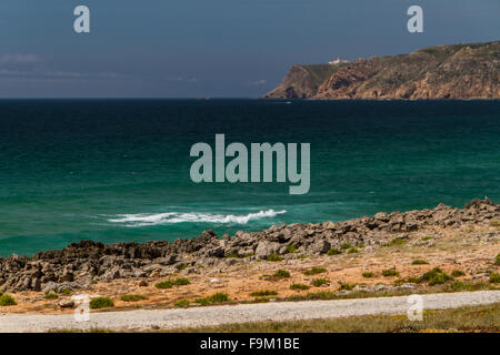 Die Wellen kämpfen über verlassene felsigen Küste des Atlantischen Ozeans, Portugal Stockfoto