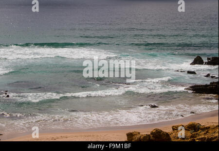 Die Wellen kämpfen über verlassene felsigen Küste des Atlantischen Ozeans, Portugal Stockfoto