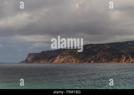 Die Wellen kämpfen über verlassene felsigen Küste des Atlantischen Ozeans, Portugal Stockfoto