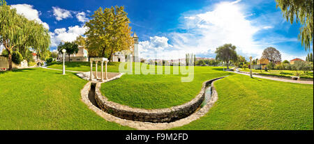 Solin, Park und Kirche Panorama mit Jadro Fluss, Dalmatien, Kroatien Stockfoto