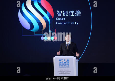 Wuzhen, China Zhejiang Provinz. 17. Dezember 2015. Yang Yuanqing, Chairman und CEO von Lenovo Group Ltd., befasst sich mit der digitalen China Forum während der 2015 World Internet Conference in Wuzhen, Ost-China Zhejiang Provinz, 17. Dezember 2015. © Huang Zongzhi/Xinhua/Alamy Live-Nachrichten Stockfoto